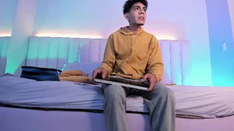 Abril and Julian online show from 10, 6, 2026