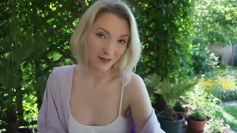 Snapshot of ameliawhitex chatting on 20, 5, 2026 Call me Pixie or Amy xxx online show from 20, 5, 2026