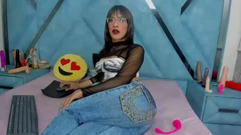 Snapshot of aura_love69 chatting on 18, 6, 2026 Monii Yi online show from 18, 6, 2026