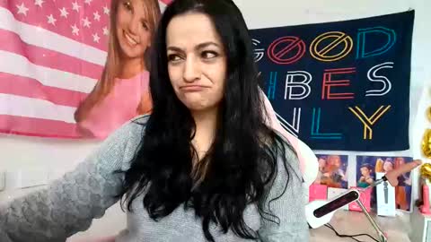 Azucena R online show from 5, 6, 2026