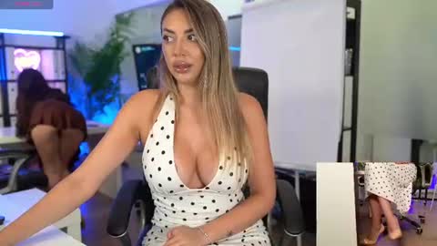 Olivia and Lexi online show from 13, 6, 2026