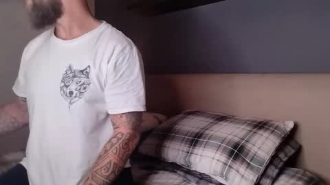 Snapshot of beardedtattedguy chatting on 19, 10, 2025 beardedtattedguy online show from 19, 10, 2025