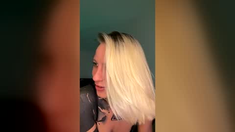 blonde_fuck_couple online show from 30, 6, 2026