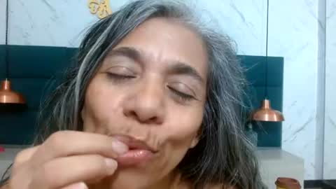 BRENDA VELASQUEZ online show from 18, 6, 2026