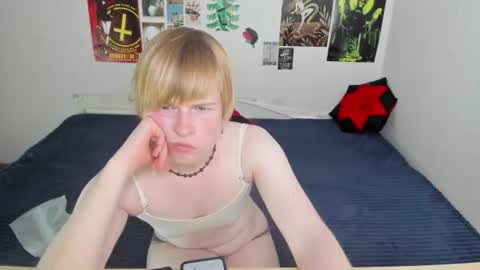 cattie_w_ online show from 17, 6, 2026