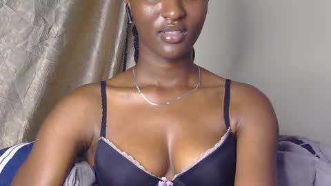 Snapshot of cee_queen chatting on 25, 6, 2026 cee_queen online show from 25, 6, 2026