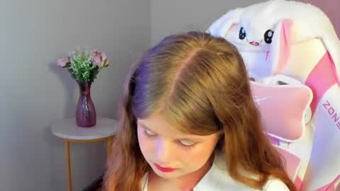 ChloeHalses online show from 9, 6, 2026