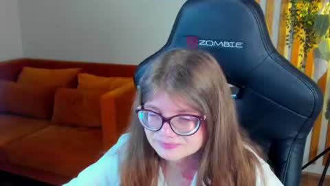 ChloeHalses online show from 12, 6, 2026