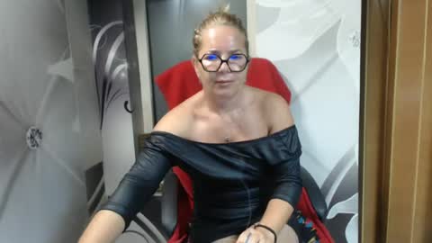hi guys i m a cute milf i m here for good time and nice people pls be respectfool and enjoy me online show from 18, 6, 2026