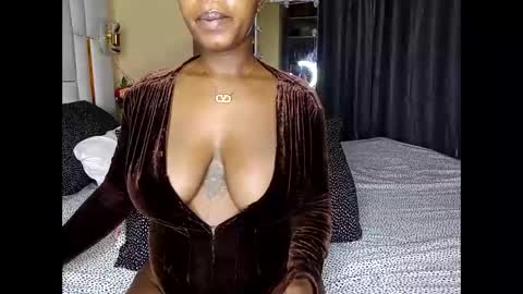 Snapshot of dolllux_gee chatting on 10, 6, 2026 Gee Independent Model EATUTC3 11PM-3AM 2AM-6AM online show from 10, 6, 2026