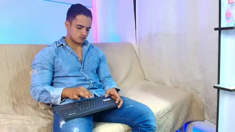 dwayne_esteven10 online show from 7, 6, 2026