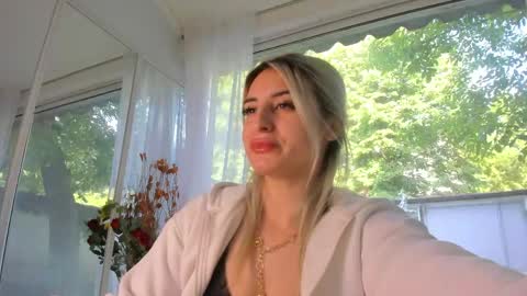 ella_vee online show from 15, 5, 2026
