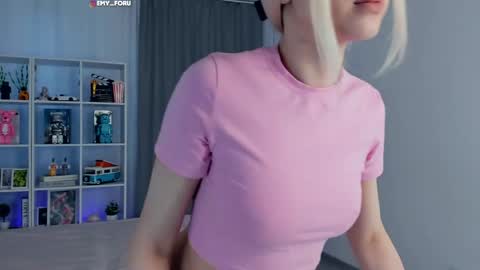 Hey i am  Emily     am -  pm online show from 28, 5, 2026