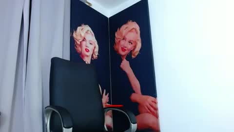Snapshot of evilyn_swet chatting on 19, 12, 2024 EVILYN online show from 19, 12, 2024