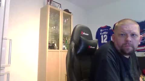 fluffy_espen online show from 9, 6, 2026
