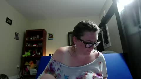 fuzzypeaches87 online show from 12, 6, 2026