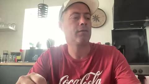 Snapshot of guil0 chatting on 8, 9, 2025 guil0 online show from 8, 9, 2025