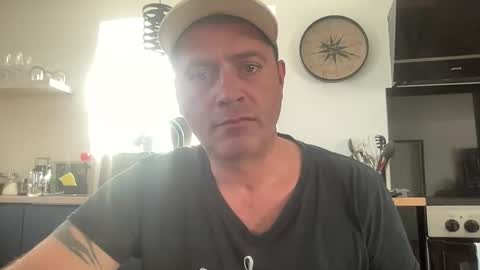Snapshot of guil0 chatting on 4, 10, 2025 guil0 online show from 4, 10, 2025
