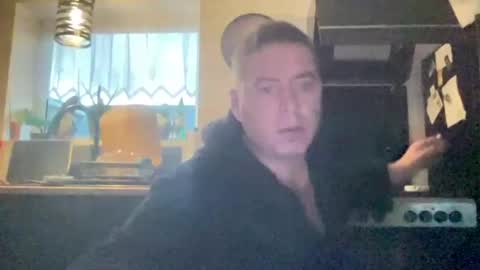 Snapshot of guil0 chatting on 12, 11, 2025 guil0 online show from 12, 11, 2025