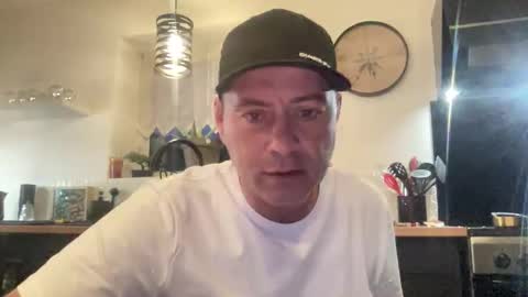 Snapshot of guil0 chatting on 11, 1, 2026 guil0 online show from 11, 1, 2026