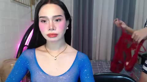 hoelymolly online show from 12, 6, 2026