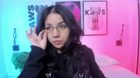 hollypeach_ online show from 7, 6, 2026