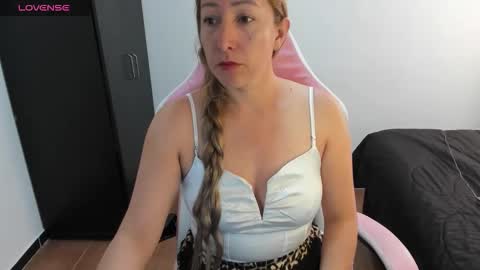Snapshot of hottychrystal chatting on 14, 5, 2026 hottychrystal online show from 14, 5, 2026