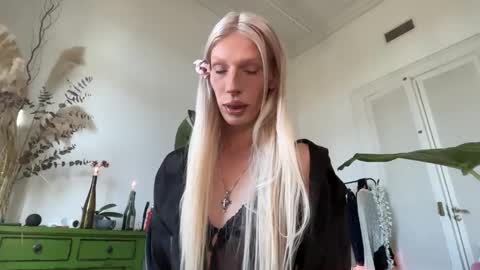 Alice help me reach 100 likes  online show from 14, 5, 2026