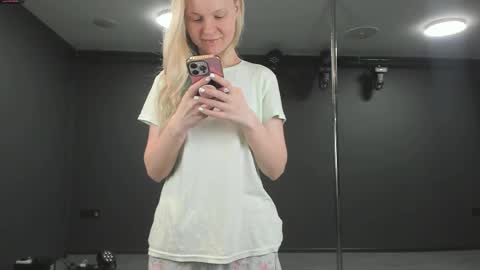 Snapshot of incredible__shell_ chatting on 24, 5, 2026 Masha online show from 24, 5, 2026