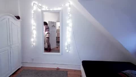 juliasometimes online show from 1, 7, 2026