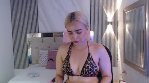 julieta__fox_ online show from 7, 6, 2026