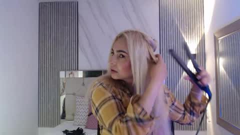 julieta__fox_ online show from 8, 6, 2026