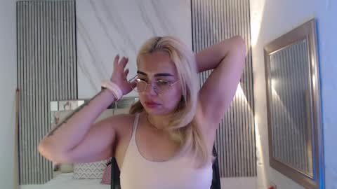 julieta__fox_ online show from 9, 6, 2026