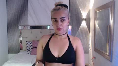 julieta__fox_ online show from 12, 6, 2026
