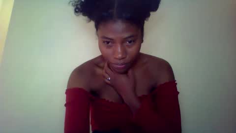 Snapshot of karoliee chatting on 26, 4, 2026 karoliee online show from 26, 4, 2026