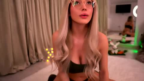 Snapshot of kyliejoyce chatting on 4, 4, 2026 Kylie online show from 4, 4, 2026