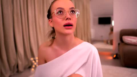 Snapshot of kyliejoyce chatting on 19, 5, 2026 Kylie online show from 19, 5, 2026