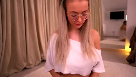 Snapshot of kyliejoyce chatting on 4, 6, 2026 Kylie online show from 4, 6, 2026