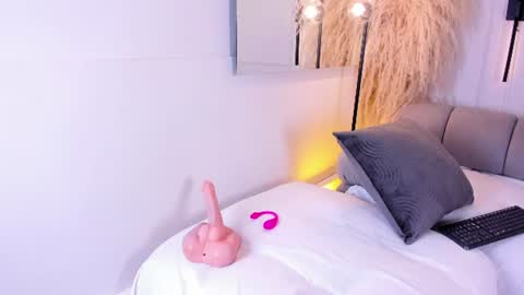 LauraCarther  online show from 10, 6, 2026