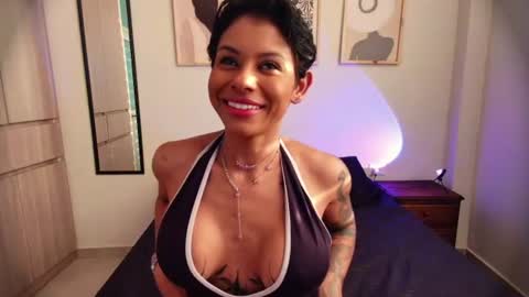 Lauren Saenz online show from 24, 6, 2026