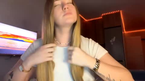 Snapshot of lisi_kiss_ chatting on 25, 5, 2026 Aurora online show from 25, 5, 2026