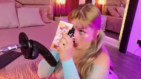 Lola Angel online show from 23, 6, 2026