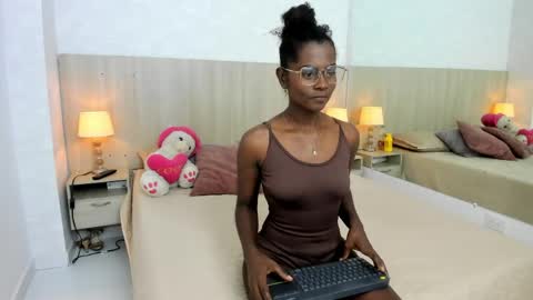 Mara Sinclair online show from 8, 6, 2026