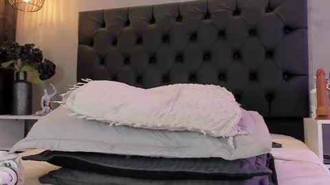 Naomi Blair online show from 18, 6, 2026