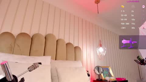 nickiwestt___ online show from 25, 5, 2026