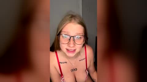 Snapshot of oohlarae22 chatting on 17, 6, 2026 oohlarae22 online show from 17, 6, 2026