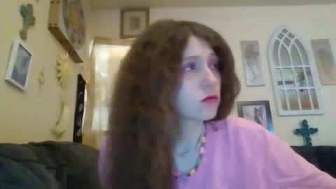 queencrimsonlvx online show from 15, 5, 2026