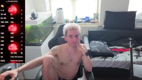 Snapshot of rayzel_white chatting on 10, 5, 2026 Rayzel White online show from 10, 5, 2026