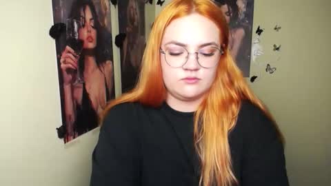 Snapshot of redhotqueen1 chatting on 29, 4, 2026 Rina online show from 29, 4, 2026