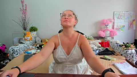 Anna - not anna - right Anna  online show from 4, 6, 2026
